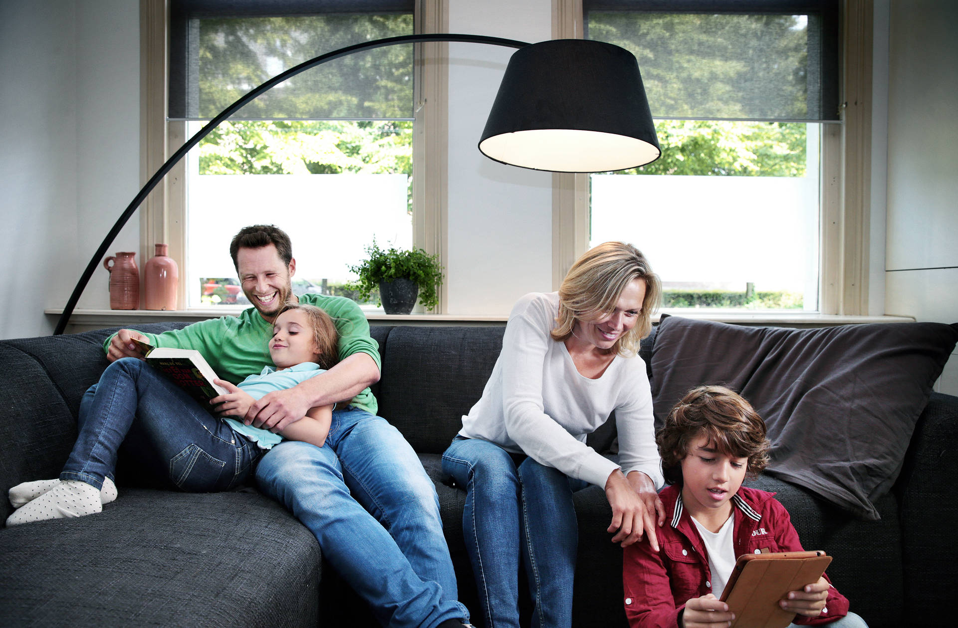 Gezin op bank met licht aan Gezin op bank met licht aan