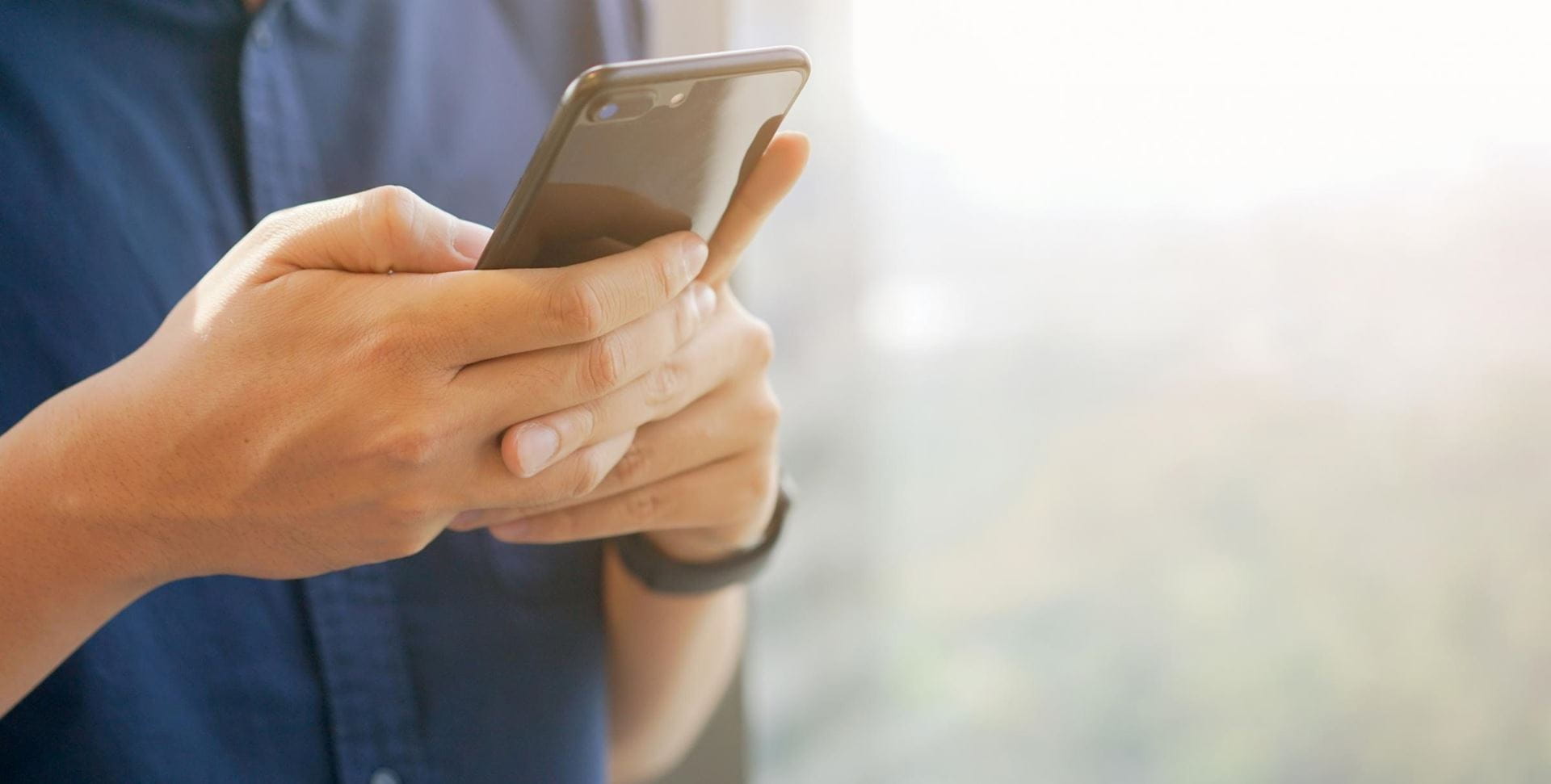 Handen met smartphone opzoeken Handen met smartphone opzoeken