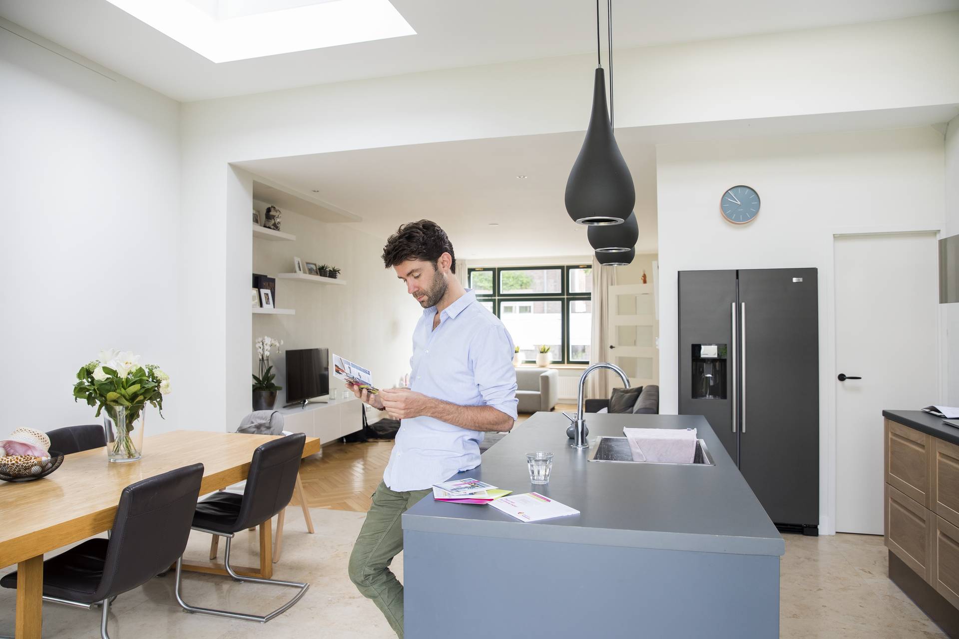 Man in keuken met folder Enexis Man in keuken met folder Enexis
