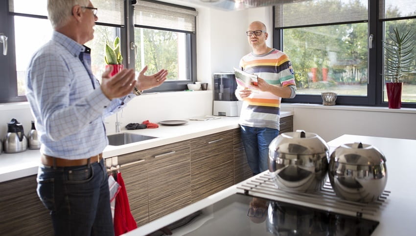 Mannen in keuken in gesprek Mannen in keuken in gesprek