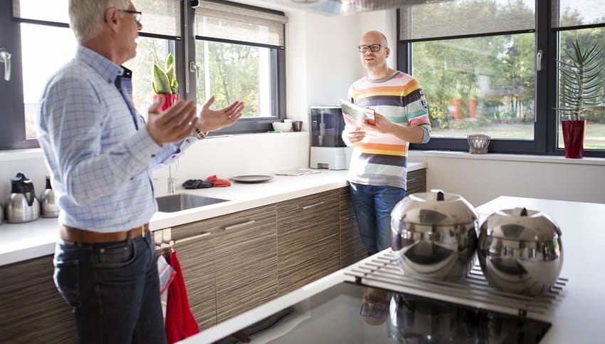 Mannen in keuken in gesprek