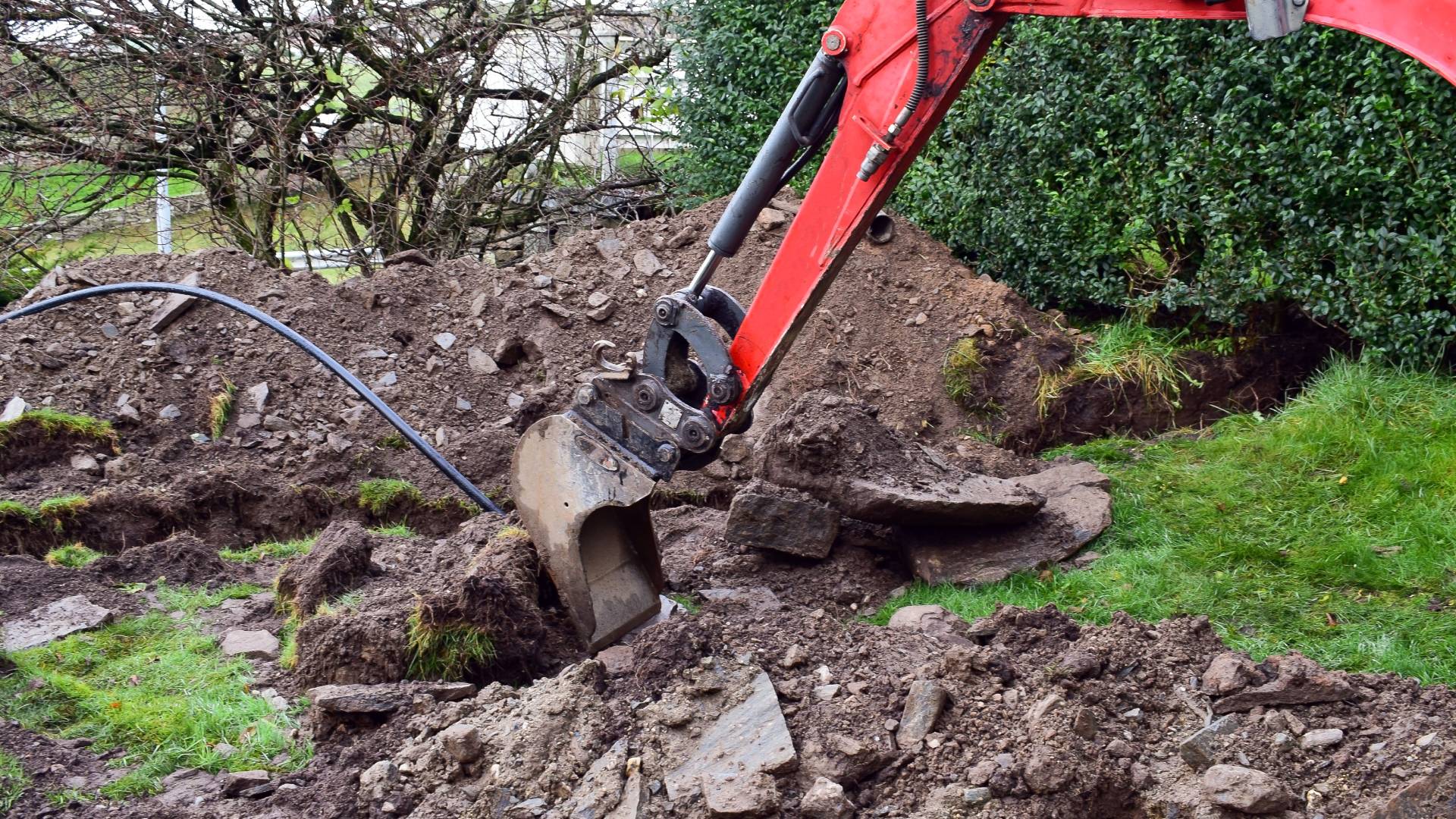 Graven in de tuin met een graafmachine