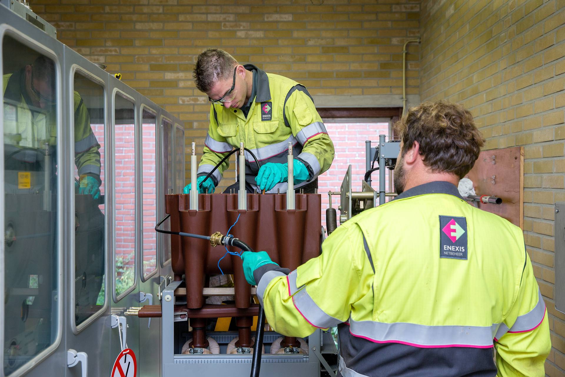 Monteurs die aansluiting wijzigen